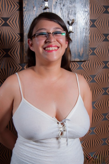Buttet amatør tager brillerne af, før hun slipper sine store naturlige bryster løs