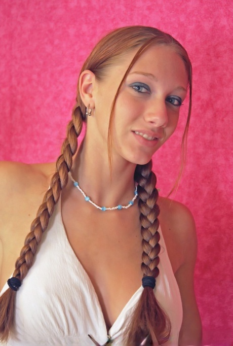 Cienka amatorka Victoria Nelson nosi rude włosy splecione w warkocze nago.