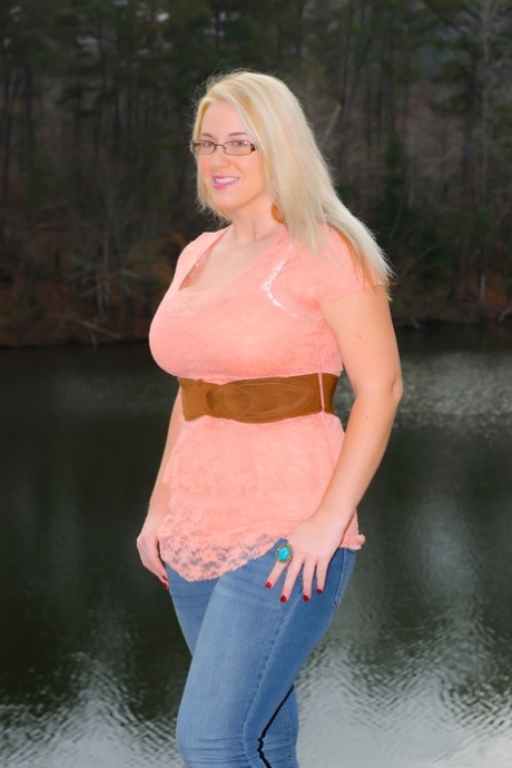 Heta feta Raquel Stoops släpper sina stora bröst för att gå naken vid sjön