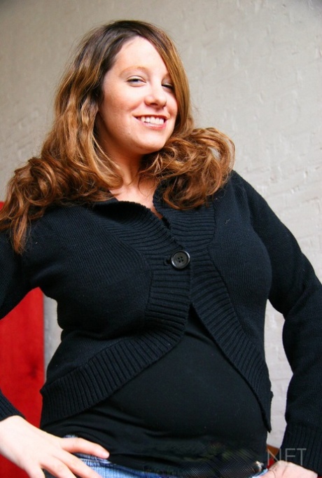Amateur BBW Lisa Davidson befreit ihre riesigen Brüste vom Pullover in Blue Jeans