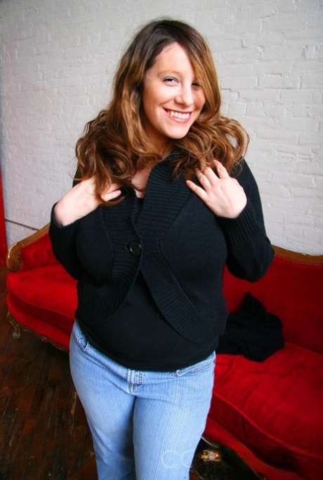 Amateur BBW Lisa Davidson frees her huge boobs from sweater in blue jeans