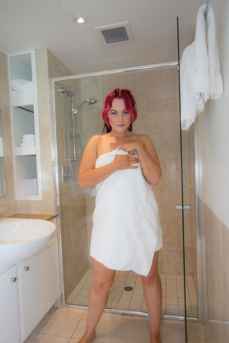 Mollige amateur met geverfd haar Chikita Jones maakt haar grote tieten nat tijdens het douchen