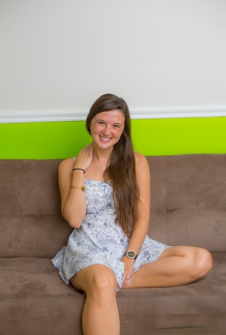 De jonge amateur Katie Rawls klimt verlegen uit haar jurk om poedelnaakt te poseren