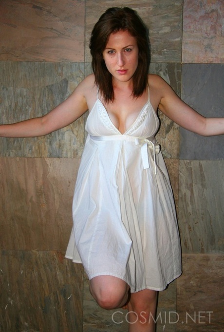 Amatorka Hayley uwalnia swoje duże cycki z bielizny babydoll pod prysznicem