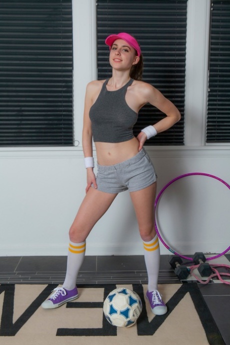 Atletikpigen Eva Green er nøgen i svedbånd og lyserødt visir