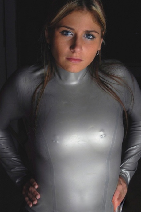 Den blåögda amatören Tara poserar för att visa sina massiva bröst i hudnära latex
