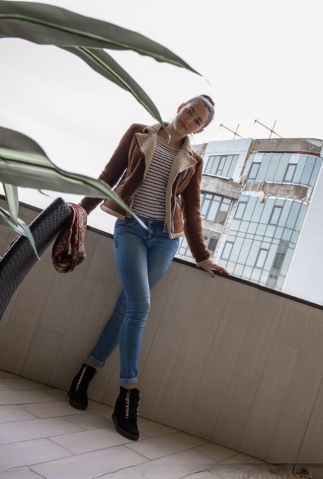 Cabeças de adolescentes ucranianas dentro do seu apartamento para tirar todas as suas roupas