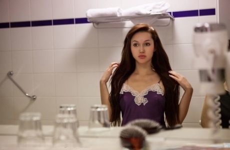 Modelo ucraniano Sintia remove lingerie de cetim antes de se preparar para dormir