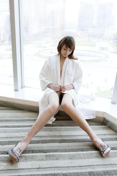 Lilla asiatiska tonåringen Lavinia Chan tar av sig morgonrocken och poserar naken på en fönsterbräda