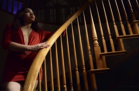 Den asiatiske model Angelina Mylee står splitternøgen på en trappe i mørket