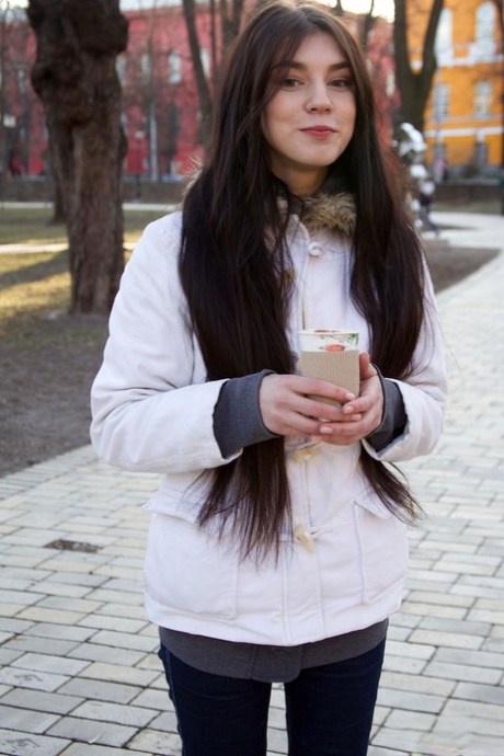 Morena adolescente ostenta cabelo comprido que toca o rabo enquanto está totalmente nua