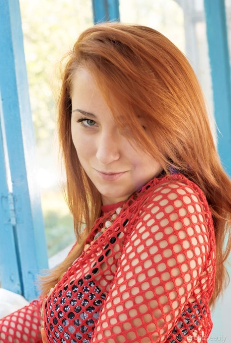 Hot redhead Masya A zeigt ihre harten großen Brustwarzen und fleischige Pussy Nahaufnahme