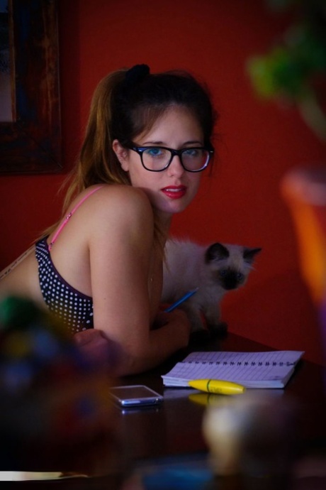 Geeky young girl Ivonne A displays her great body in the buff