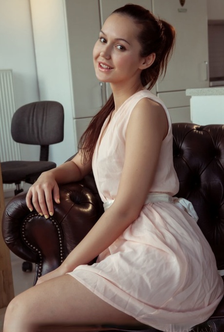 Соло-модель из Украины задрала платье, обнажив бритую вагину