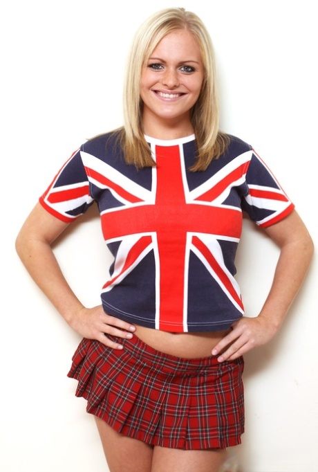 Die blonde Amateurin Victoria Summers befreit ihr großes Naturtalent von einem Union Jack Shirt