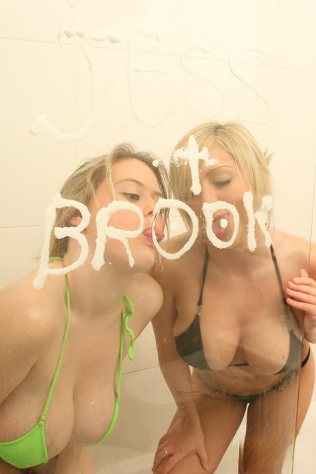 Brook Little e le sue amiche si spogliano in bikini e fanno la schiuma sulle tette nella doccia