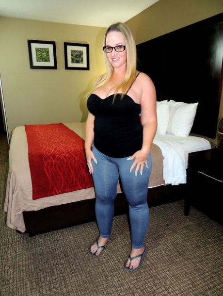 Fat blonde Dee Siren blottlegger sin enorme rumpe før sex med med og svarte menn