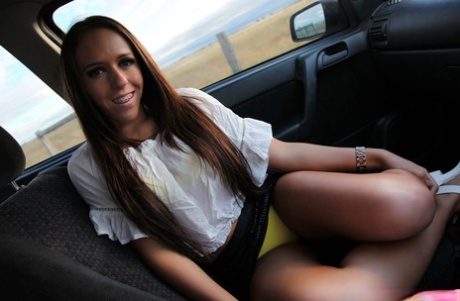 Den australske amatør Kiara Lee sutter og knepper en pik inde i en bil