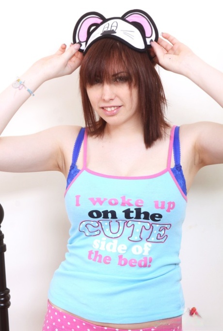 Den britiske amatør Louisa May afslører sine store bryster i soveværelset