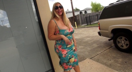 Storbarmet blond BBW Karen Fisher sutter og knepper i offentligt parkeret køretøj