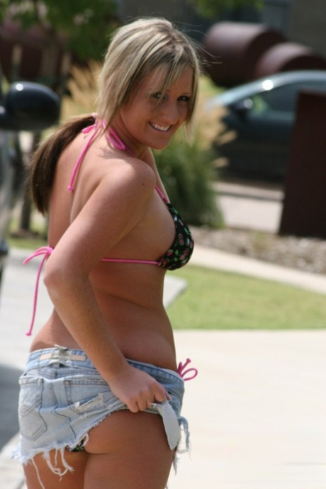 Alyssa Roxi, amatrice de blondes sales, remonte une jupe en jean en portant un bikini.