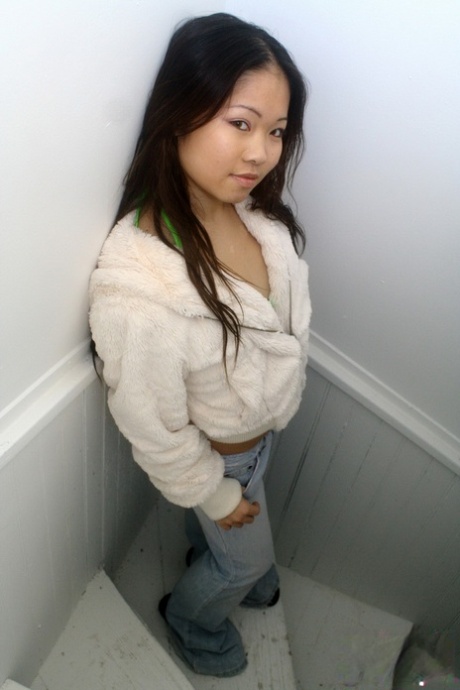 Азиатская первокурсница Грейс снимает пальто с капюшоном для моделирования в бикини