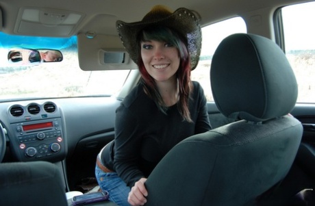 Sabrina, cowgirl amateur, se déshabille et se masturbe dans la voiture