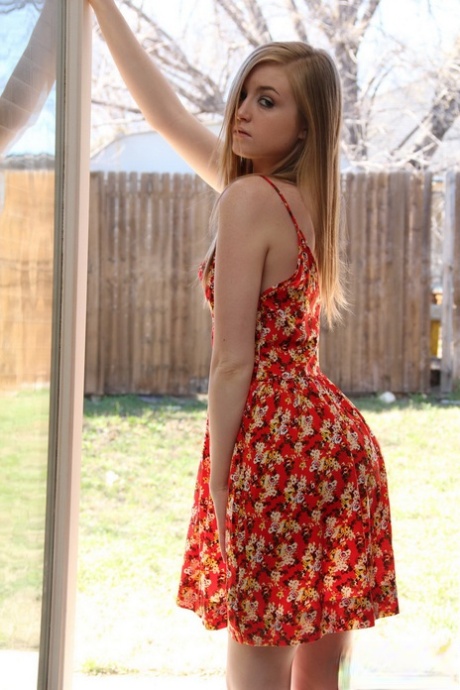 Dejlige Mandy Roe smider sin korte kjole for at stå barberet nøgen i solskinnet