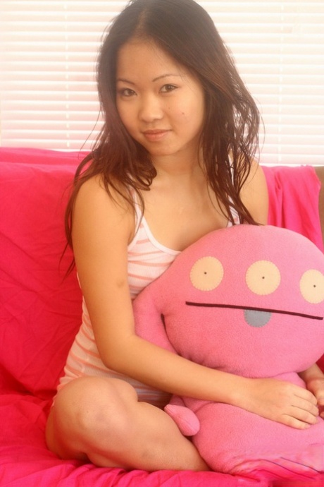 Rozkošná asijská teenagerka Grace se ohne a předvede svůj dokonalý drobný zadek
