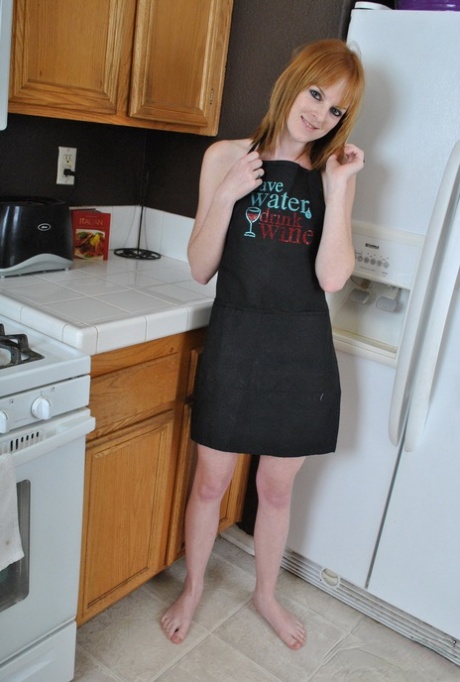 Die rothaarige Amateurin Kate Cooper zieht ihre Küchenschürze aus und macht sich ganz nackt