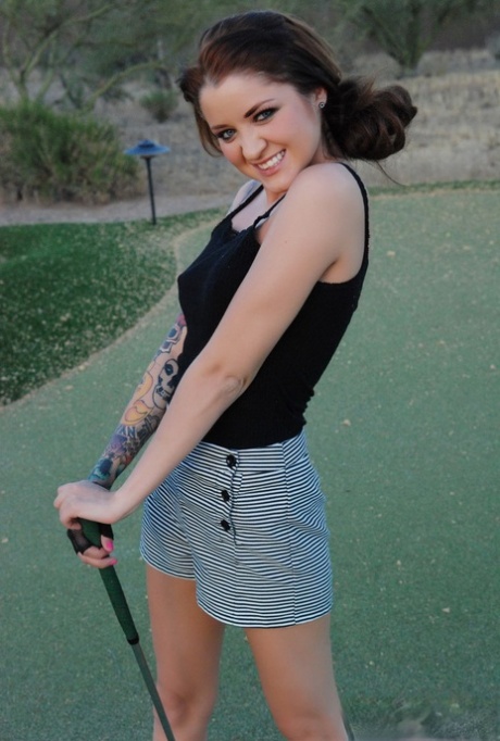 La brunetta sexy Jeska Vardinski si spoglia per rimanere nuda sul campo da golf