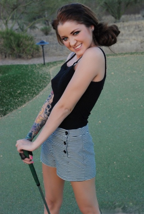 Sexy brunetka Jeska Vardinski se svléká a leží nahá na golfovém hřišti