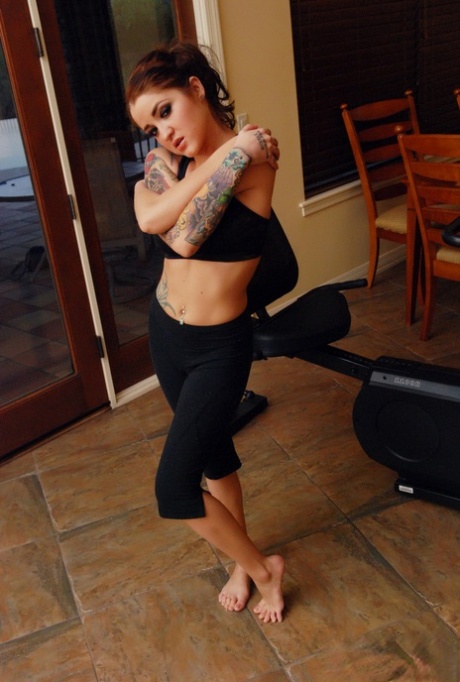 La rossa tatuata Jeska Vardinski mette in evidenza il suo culo sodo mentre si spoglia