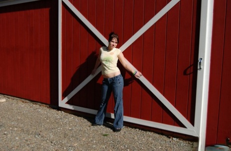 Jonge amateur Emily Love trekt haar jeans naar beneden voor een schuifdeur in de schuur