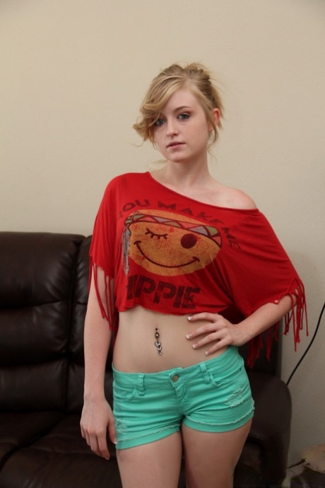 La blonde timide Mandy Roe se déshabille et expose ses seins et ses fesses.