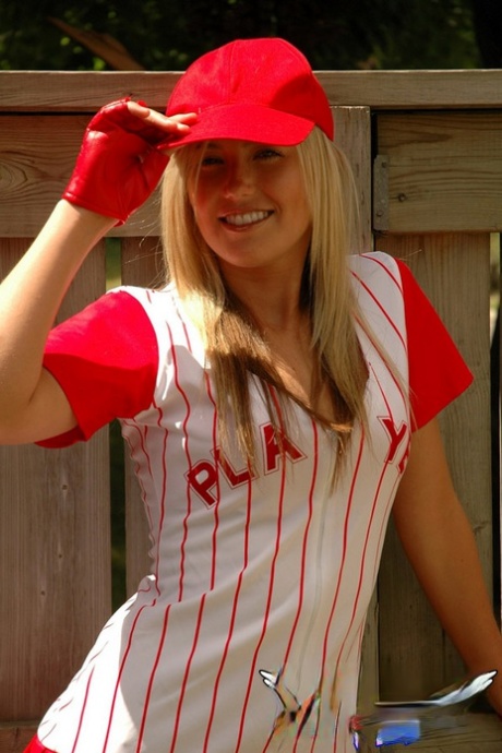 Den sexy blonde amatørslampen Alicia viser frem det sexy skjørtet og kaster baseballuniformen