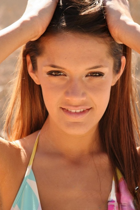 Die hübsche Teenagerin Brittany Maree zieht ihr Bikinioberteil aus, bevor sie ihre Hände über die Titten legt