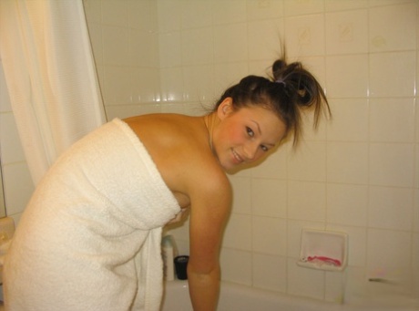 ティーン・アマチュアのケイトが入浴中にいやらしく全裸になる。