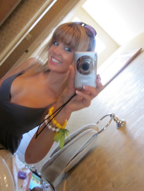 Cute young girl Diddylicious takes selfies while going topless in a bathroom