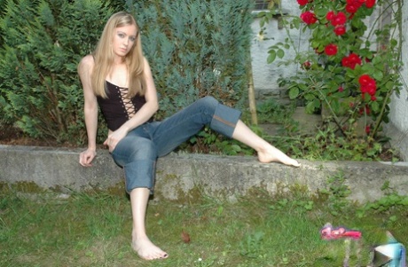 Натуральная блондинка Kiss Kristin расставляет свои упругие сиськи на заднем дворе