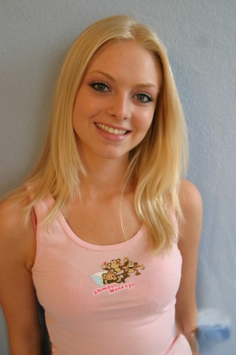 Den lækre blonde amatør Skye Model viser sin stramme teenagekrop frem i bomuldstrusser