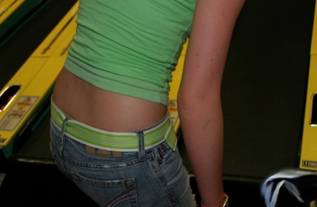 Den søte amatøren Skye Model viser frem sin slanke, lille kropp i trange jeans.