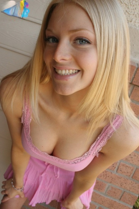 Natürliche blonde Teen Skye Model blinkt ihren Tanga geschmückten Arsch außerhalb ihres Hauses