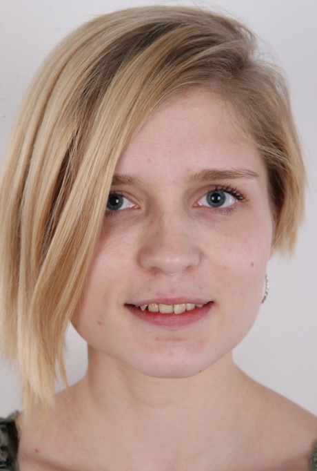 En blond amatør fra Tsjekkoslovakia prøver lykken som nakenmodell.