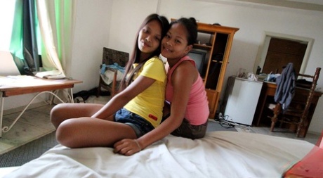 Stydlivá filipínská dívka je svou starší sestrou podvedena jako sexuální turistka
