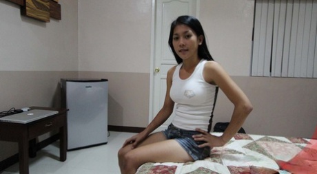 Rondborstig Aziatisch meisje April laat haar POV neukkunsten zien in bed