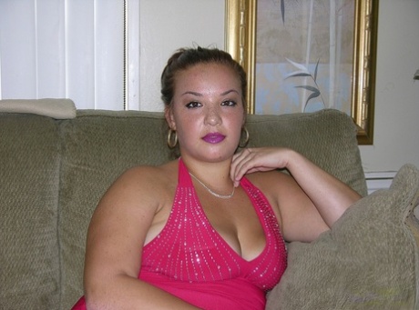 La BBW amatoriale Brittany K si toglie il vestito rosso per fare la modella completamente nuda a casa sua