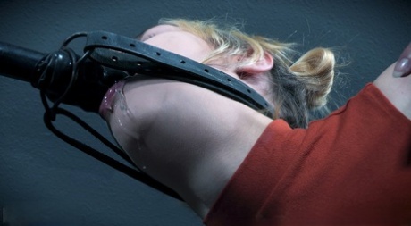 Связанная рабыня Сейлор Луна терпит кляп и пытку киской в жестоком BDSM