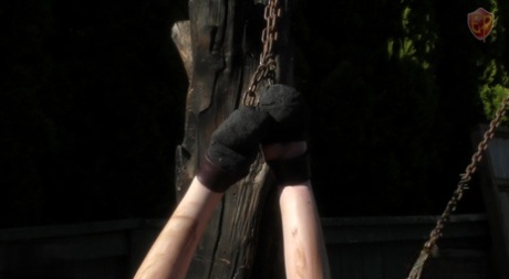 A escrava caucasiana Jessica Kay é mantida num quintal com uma bola e uma corrente