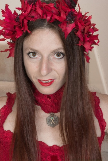 Chlupatá amatérka Evane Nordstern nosí při modelování nahá korunu z květin